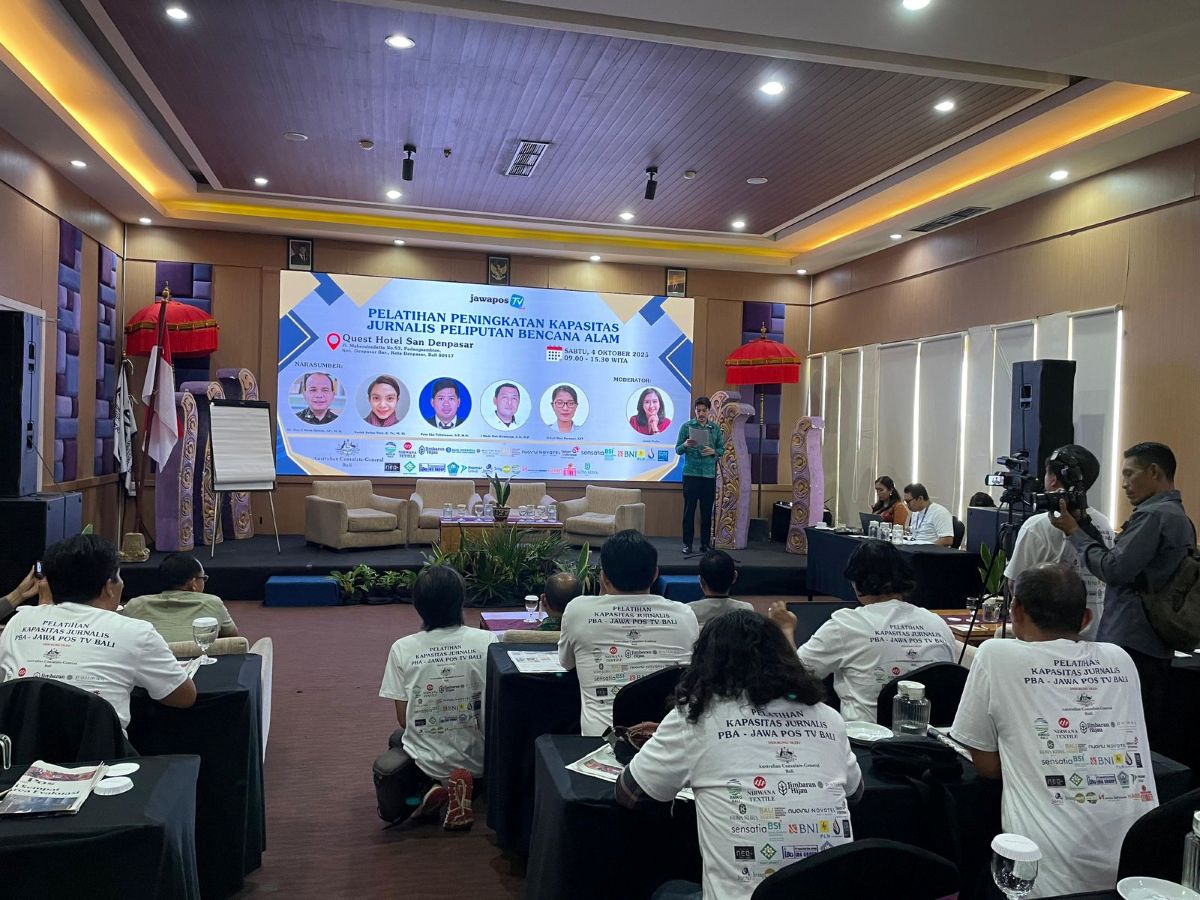 Konsul Diplomasi Publik Lachlan Norton mewakili Konjen Australia di Bali saat menyampaikan kata sambutan pada pembukaan Pelatihan Peningkatan Kapasitas Jurnalis Peliput Bencana di Bali, 4 Oktober 2025