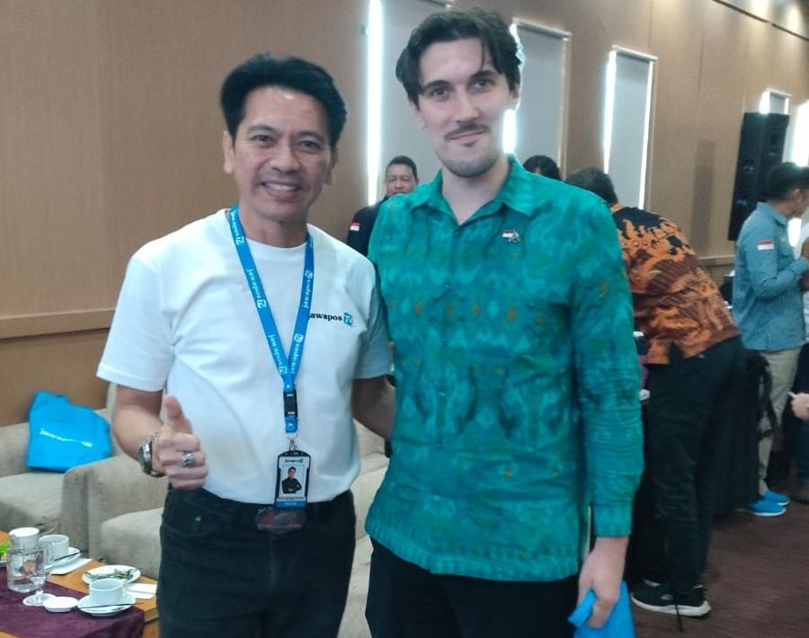Konsul Diplomasi Publik Lachlan Norton mewakili Konjen Australia di Bali (kanan) bersama panitia I Gede Novara Krisna