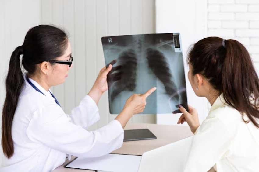 Ilustrasi dokter sedang menganalis tulang (Virtudigilab.com)