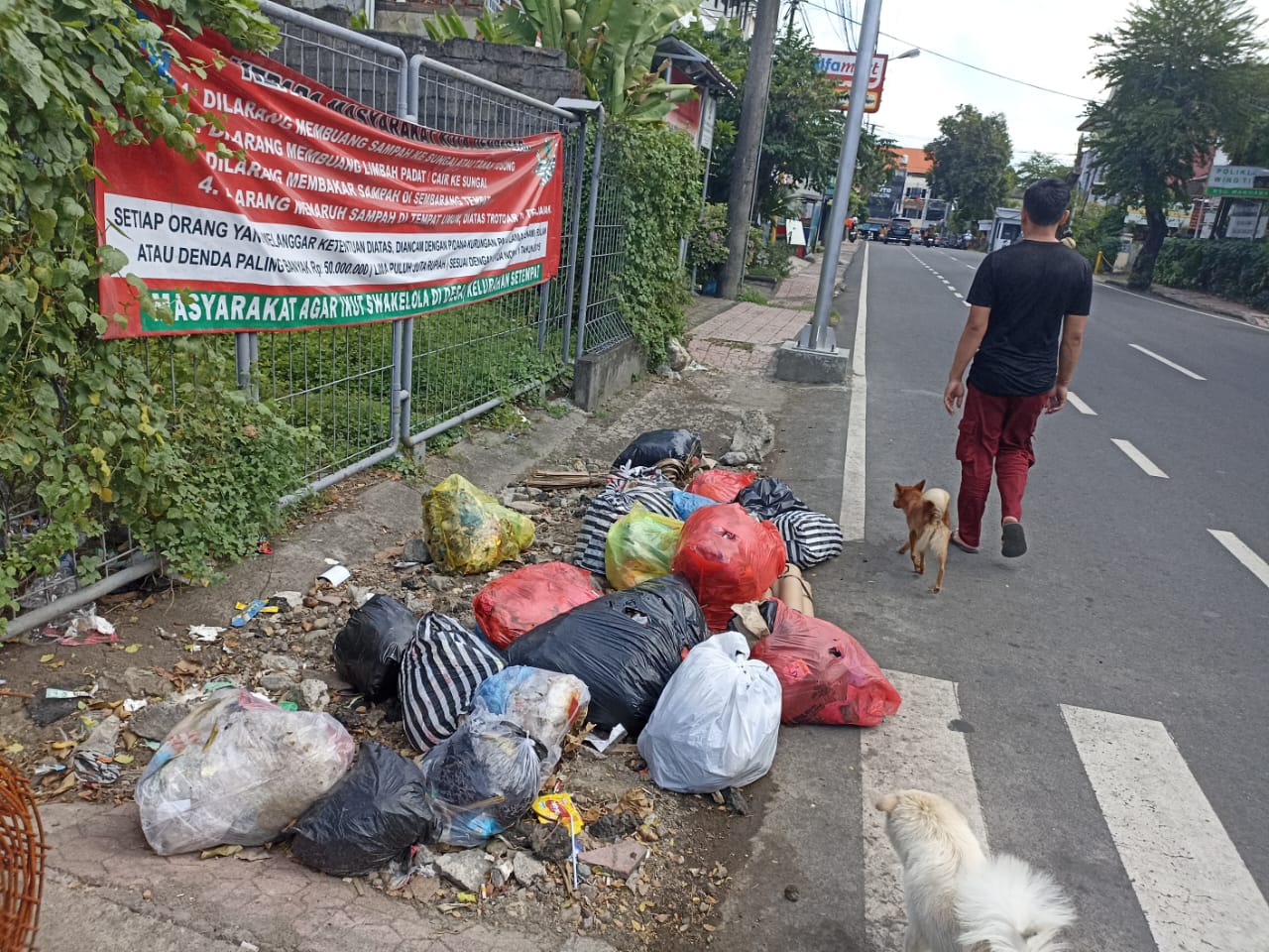 Sampah ditumpuk di tepi jalan Maruti Denpasar