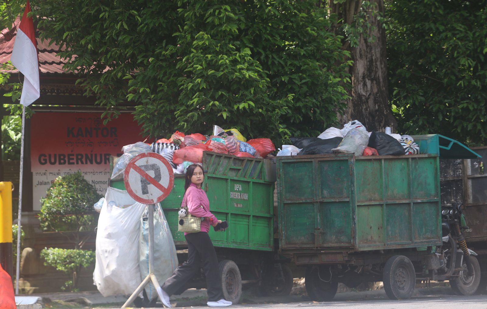 BOM WAKTU: Wara membawa bak yang penuh sampah saat aksi Darurat Sampah di Renon belum lama ini