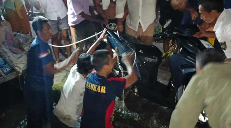 AKSI HEROIK : Petugas Damkartan saat melakukan evakuasi motor yabg masuk gorong-gorong.(Istimewa)