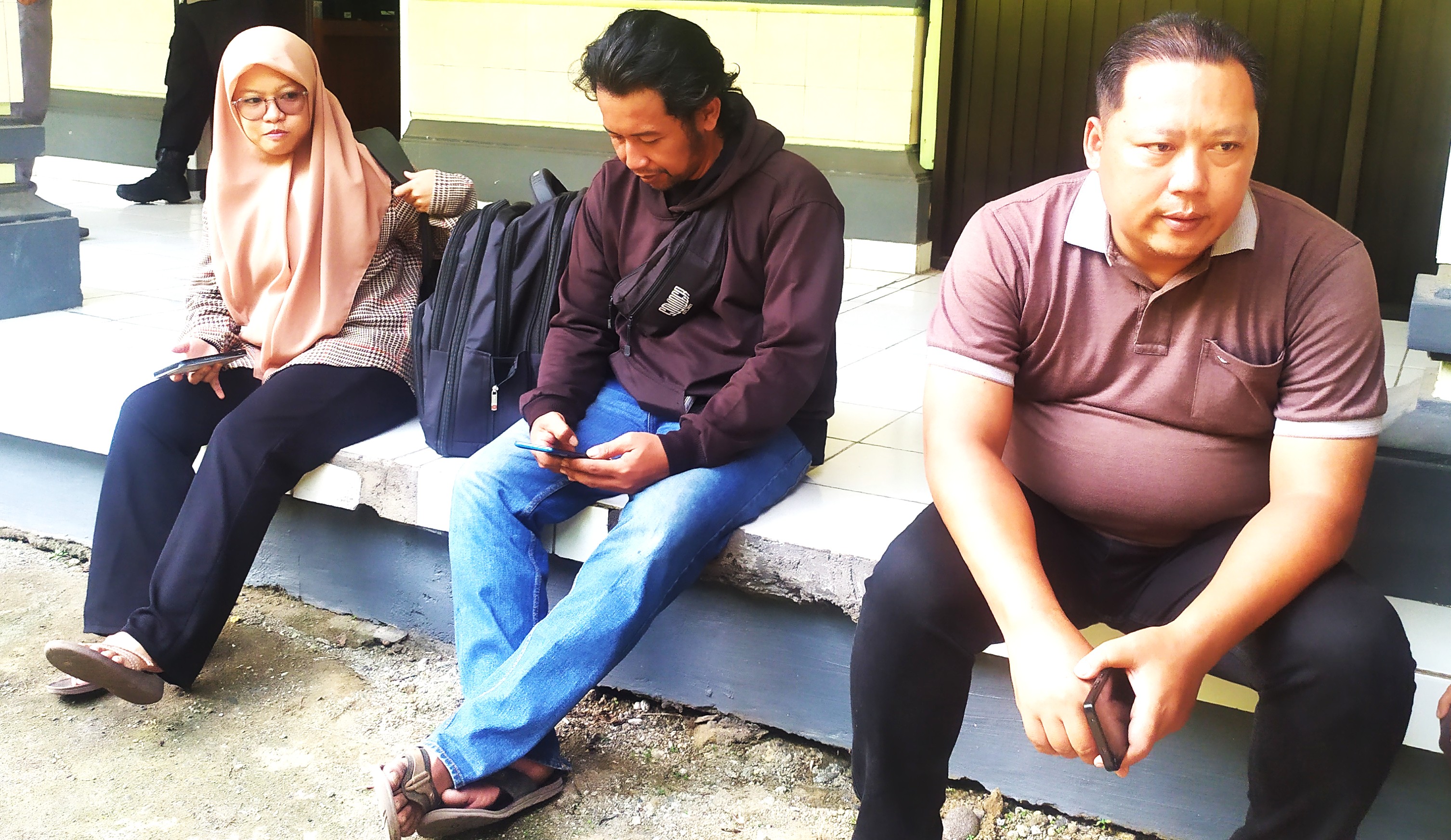 KELUARGA KORBAN : Sejumlah saudara dan kerabat Mukhamad Syakur, saat ditemui depan kamar mayat RSU Negara. (M.Basir/Radar Bali)