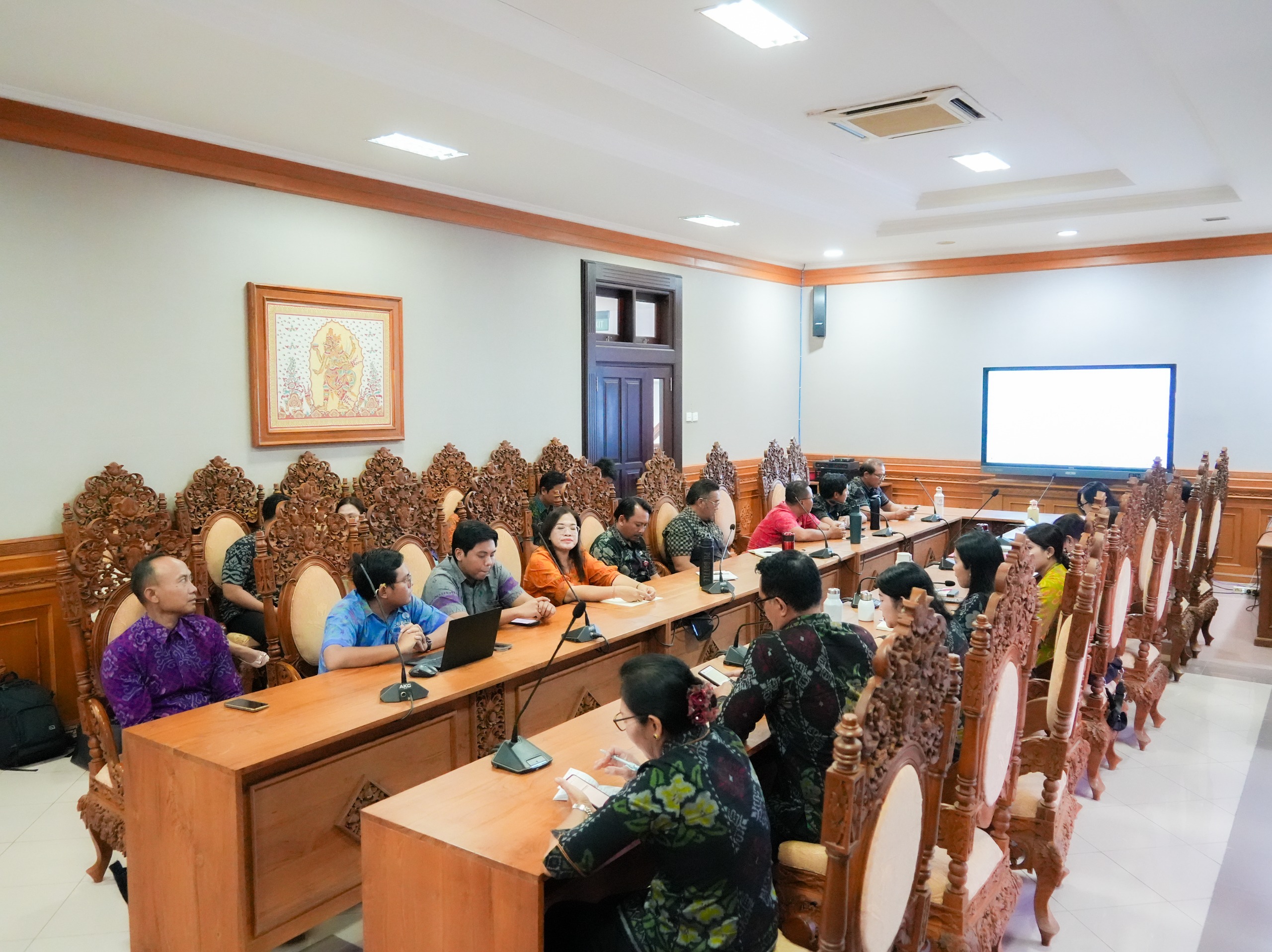 Rapat Pembahasan Studi Kelayakan Rencana Kerja Sama antara Pemkab Badung dengan IDB Bali di Ruang Rapat Nayaka Gosana III, Lantai II Kantor Bupati Badung, Selasa (7/10/2025).