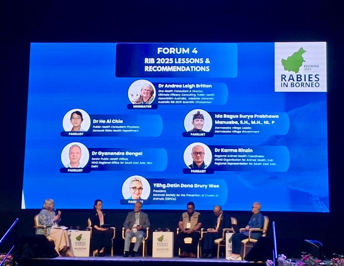 Kades Darmasaba Ida Bagus Surya Prabhawa Manuaba (3 dari kanan), menjadi salah satu panelis dalam Konferensi Rabies in Borneo (RIB) 2025 di BCCK, Sarawak, Malaysia (30/9/2025)