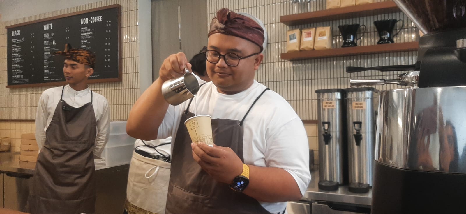 RACIKAN SPESIAL: CEO & Founder TUKU, Andanu Prasetyo, meracik Kopi di Toko TUKU yang baru dibuka di Renon Denpasar, Rabu 8 Oktober 2025.