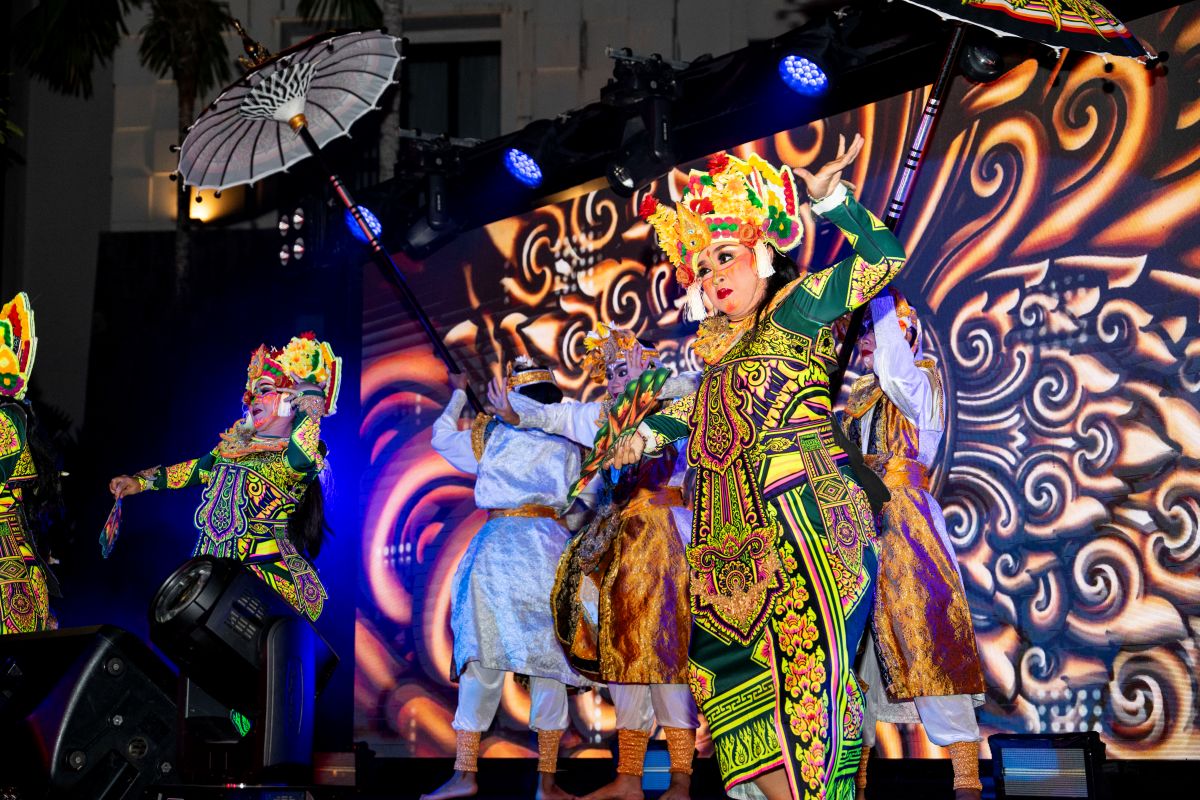 PERPADUAN SPEKTAKULER: Model beraksen pakain Bali dengan gaun batik spektakuler memesona di Batik Beyond Borders, Pullman Legian.