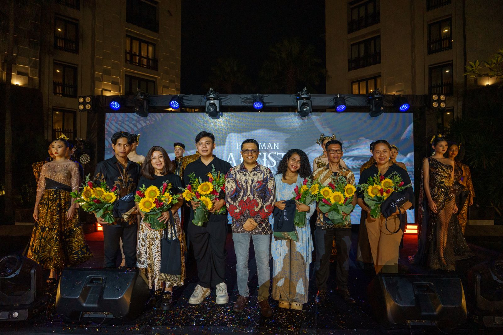 GM Pullman Hotel Legian Ravi Khubchandani bersama para dewan juri di panggung  Batik Beyond Borders