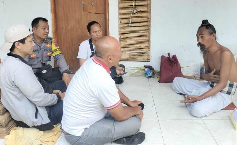 BERBUNTUT KEGADUHAN: Pihak kepolisian Polsek Nusa Penida mendatangi Ida Rsi Bujangga Agni Siwa Mundi. (Foto: Polsek Nusa Penida)