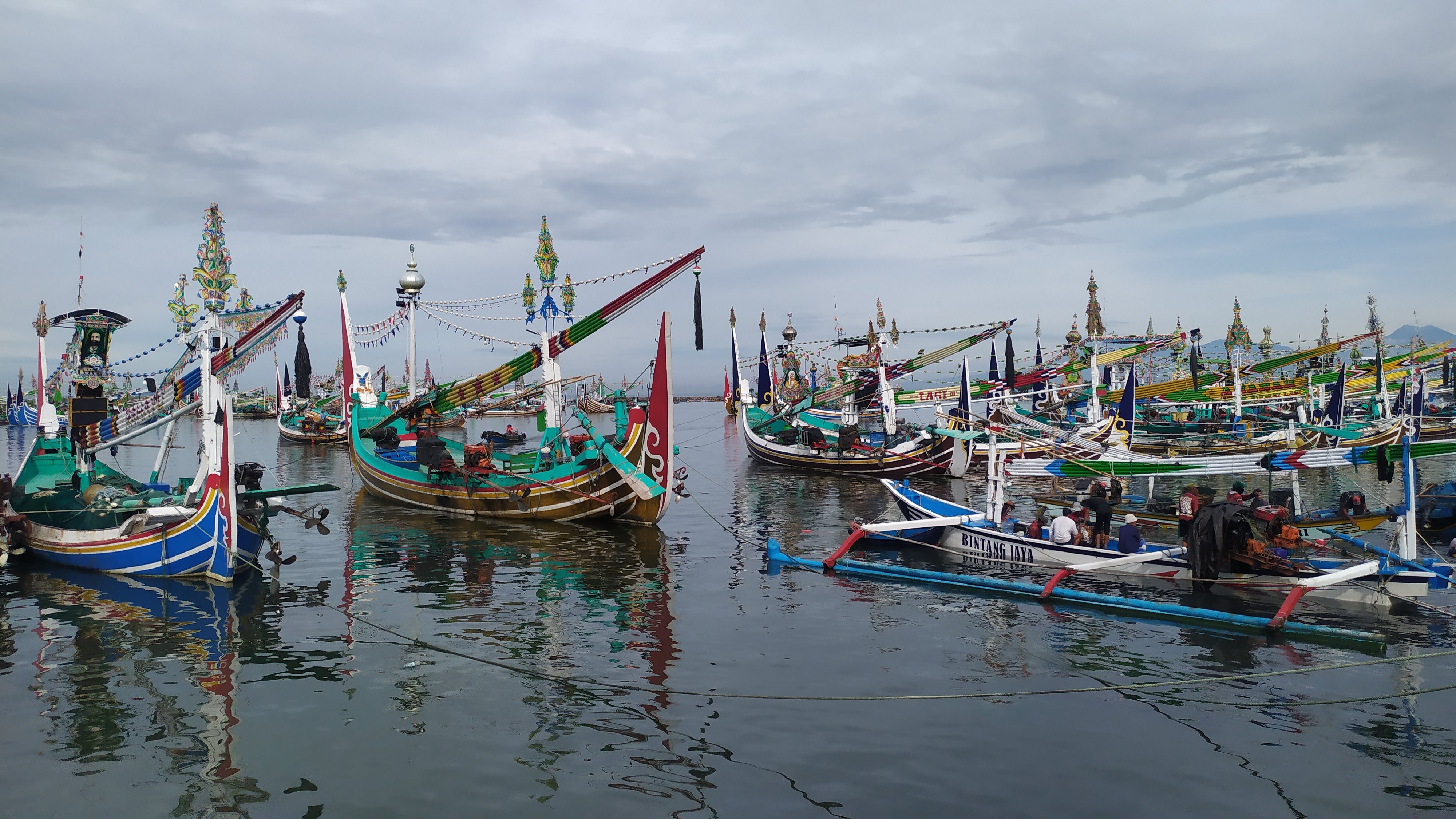 JANGAN RUGIKAN NELAYAN : Suasana kawasan PPN Pengambengan,Jembrana. (foto: M.Basir)