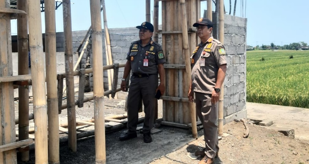 SUDAH DICOR BETON  : Satpol PP Tabanan yang melakukan penertiban bangunan akomodasi pariwisata dan perumahan di Desa Beraban, Kediri Tabanan. (Juliadi/Radar Bali)