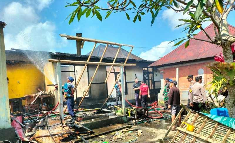LUDES TERBAKAR : Kondisi rumah milik I Wayan Suardana di Banjar Angseri, Desa Angseri, Baturiti, Tabanan, yang ludes terbakar. (istimewa)