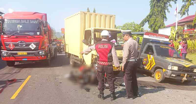 GELAR OLAH TKP : Polisi dari Satlantas Polres Karangasem saat melakukan olah TKP kecelakaan maut di Manggis, seusai kejadian. (foto: istimewa)