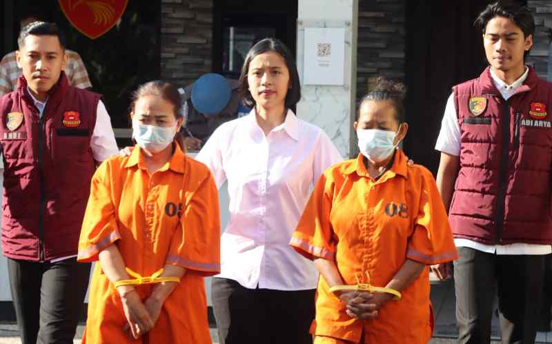 SUDAH BERBAJU ORANYE : Ketua LPD dan rekannya selaku yang mengajukan kredit fiktif saat dikeler petugas Polres Karangasem. (Foto zulfika Rahman)