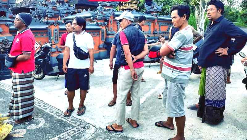 BERKUMPUL USAI KEJADIAN : Warga berkumpul usai adanya kasus penjambretan kalung emas di Desa Pempatan, Kecamatan Rendang. (foto:istimewa)