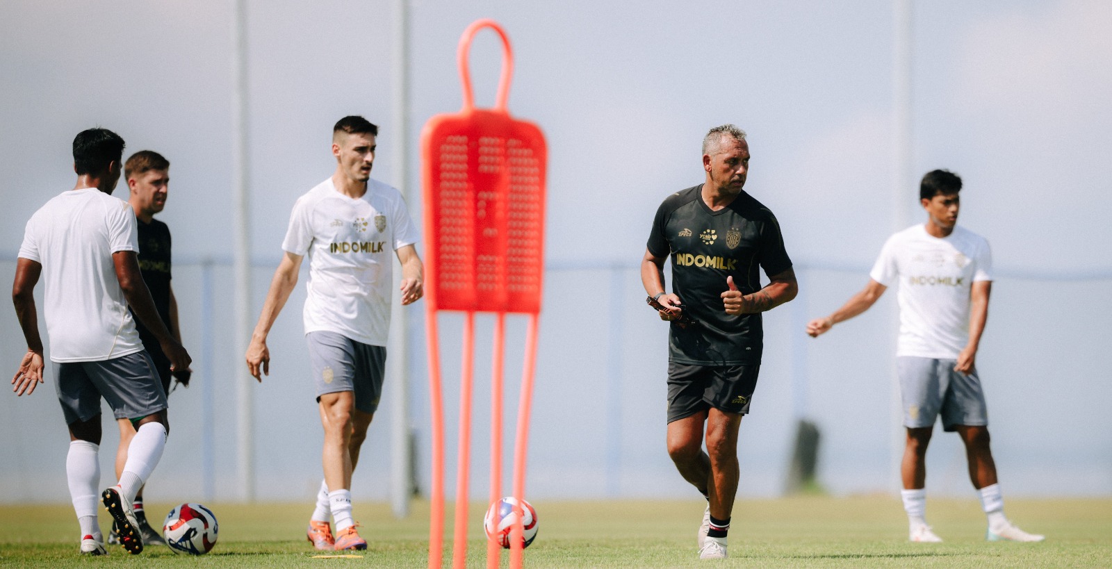 KERJA KERAS - Coach Jeffrey Talan memimpin latihan skuad Bali United di Pantai Purnama, Gianyar.