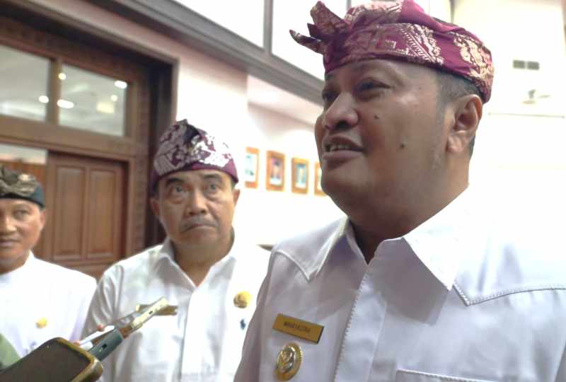 SUDAH SIAP HADAPI PEMOTONGAN : Bupati Gianyar, I Made Mahayastra merasa aman ditopang PAD Gianyar hamper Rp 2 triliun. (foto:Kominfo Gianyar)