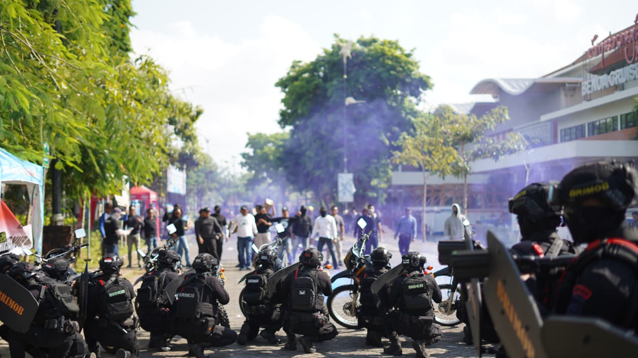 SIMULASI: Polisi menghadapi pengunjuk rasa di area Dermaga Timur Gedung BCT, Pelabuhan Benoa, Denpasar Selatan, Kamis (9/10/2025).