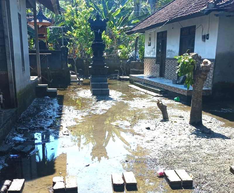 PERLU WAKTU LAMA : Genangan air di Banjar Dinas Tengading, akhirnya surut setelah sebulan lebih disedot menggunakan pompa oleh petugas BPBD Karangasem. (istimewa)
