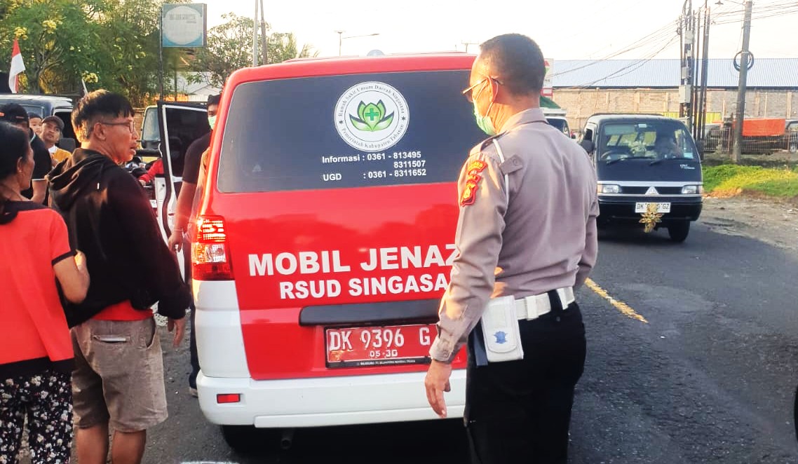 MENINGGAL : Korban  kecelakaan lalu lintas yang terjadi di jalur tengkorak, Banjar Dinas Berembeng, Desa Berembeng, Selemadeg, Tabanan.(istimewa)