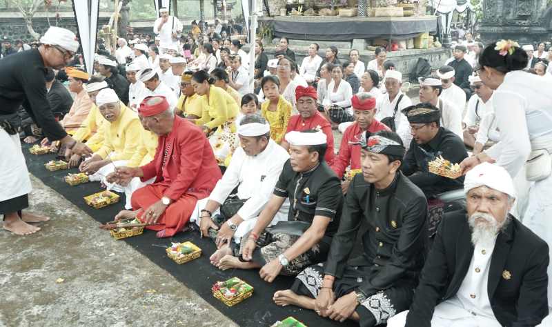 TUNTASKAN PROSESI : Prosesi Penyineban Pujawali yang berlangsung di Pura Agung Besakih. (istimewa)