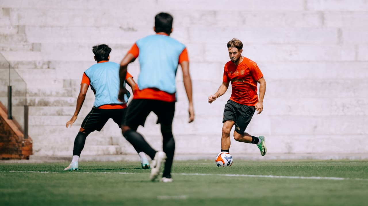 GENJOT STAMINA - Skuad Bali United berlatih di Bali United Training Center Pantai Purnama Gianyar Bali