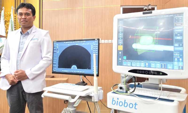 BEBERKAN INOVASI TEKNOLOGI : Dokter I Wayan Yudiana dari KSM Urologi RSUP Ngoerah. (Marsellus Pampur/Radar Bali)
