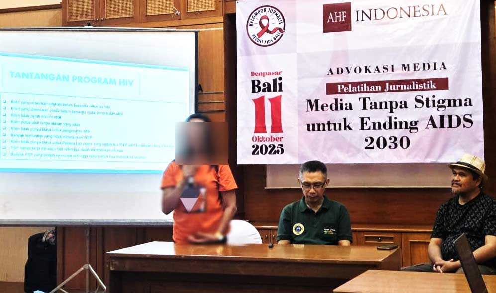 BEBERKAN CERITA : Salah satu penyintas HIV (kiri), dan Dewa Nyoman Suyetna, Pengelola Program HIV Klinik Utama WM Medika, Yayasan Kerti Praja (tengah).( Marsellus Pampur)