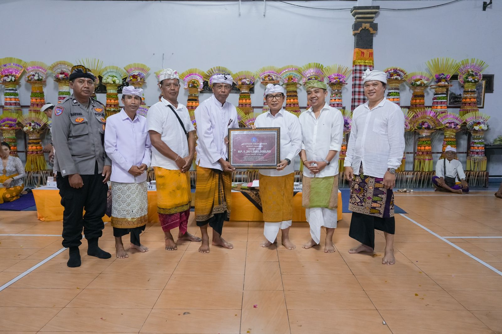 Bupati Adi Arnawa menghadiri Karya Nyatur Padudusan Alit di Pura Ulun Siwi, sekaligus menyerahkan bantuan Hibah Tanah, Hibah Perubahan Tahun 2025, Kamis (9/10).
