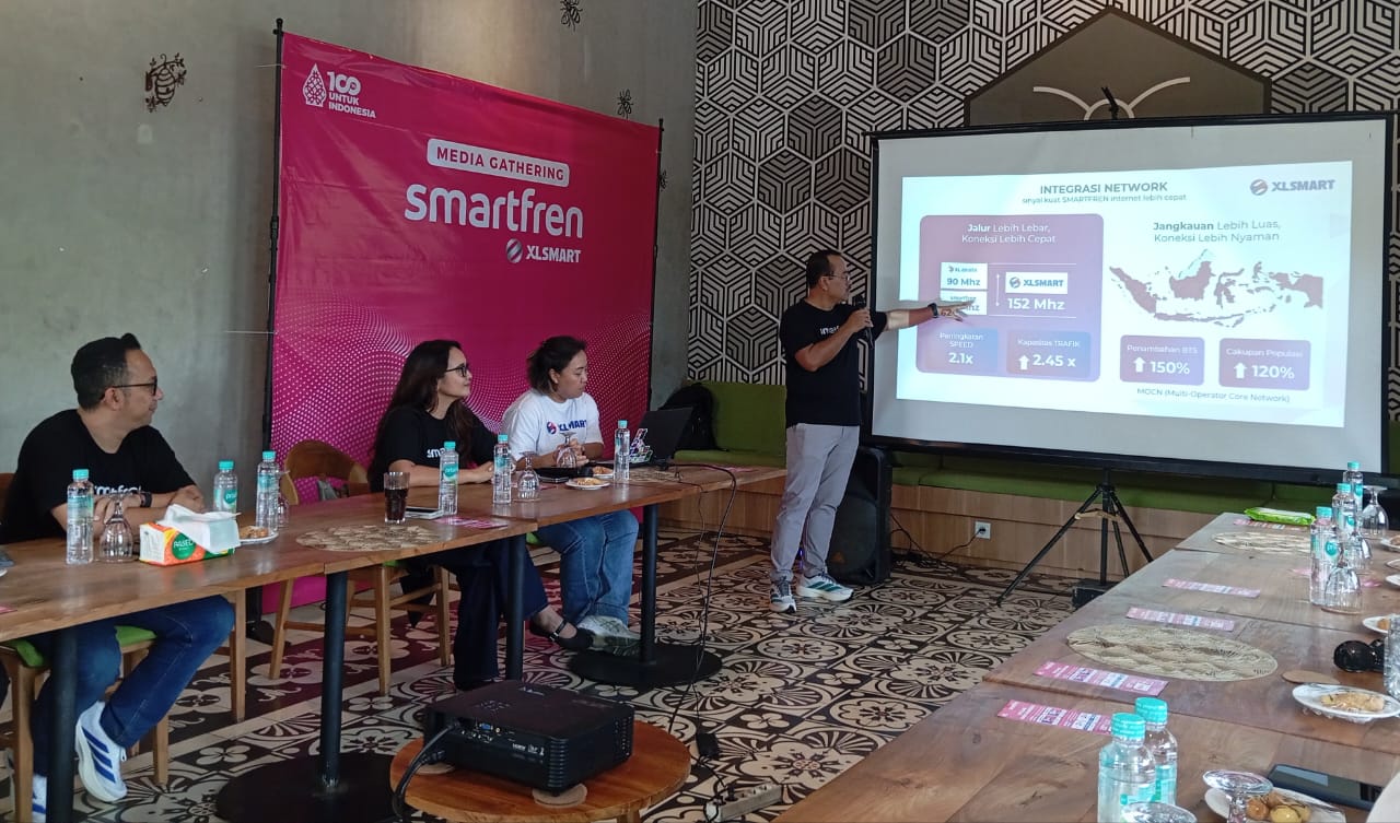 Chief Marketing Officer Smartfren XLSMART, Sukaca Purwokardjono (kanan) paparkan keunggulan Smartfren saat Media Gathering, Sabtu (11/10/2025).