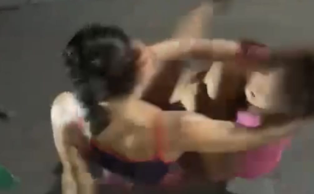 Salah satu potongan video duel cewek seksi di kawasan wisata Canggu Badung yang heboh di media sosial