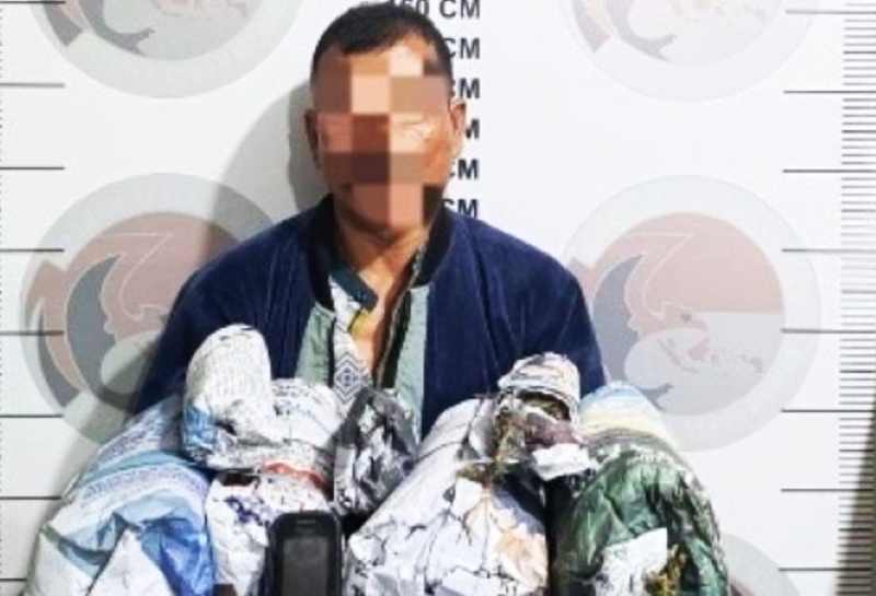 PUNYA GANJA KILOAN: F, pria asal Aceh Utara yang kedapatan membawa 2,3 kilogram ganja. (dok. Polres Bener Meriah, Aceh)