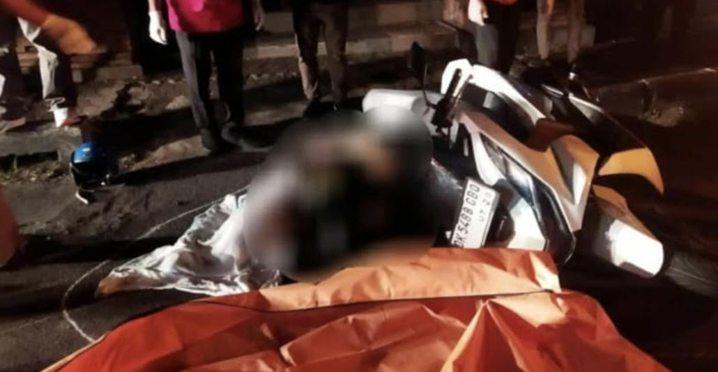 AKIBAT BENTURAN: Pengendara sepeda motor PCX yang seorang mahasiswa tewas ditempat saat terlibat adu jangkrik lawan pick up di Kesiman Denpasar