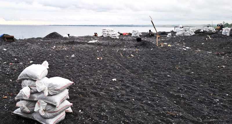 PRO KONTRA : Suasana kawasan Pantai Watu Klotok yang kumuh oleh tumpukan batu sikat. (foto: Dewa Ayu Pitri Arisanti/Radar Bali)