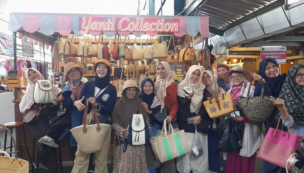 PRODUK LOKAL MENDUNIA - Komunitas penulis Pena Perajut Aksara Sidoarjo saat berkunjung ke Pasar Oro Oro Dowo Malang.