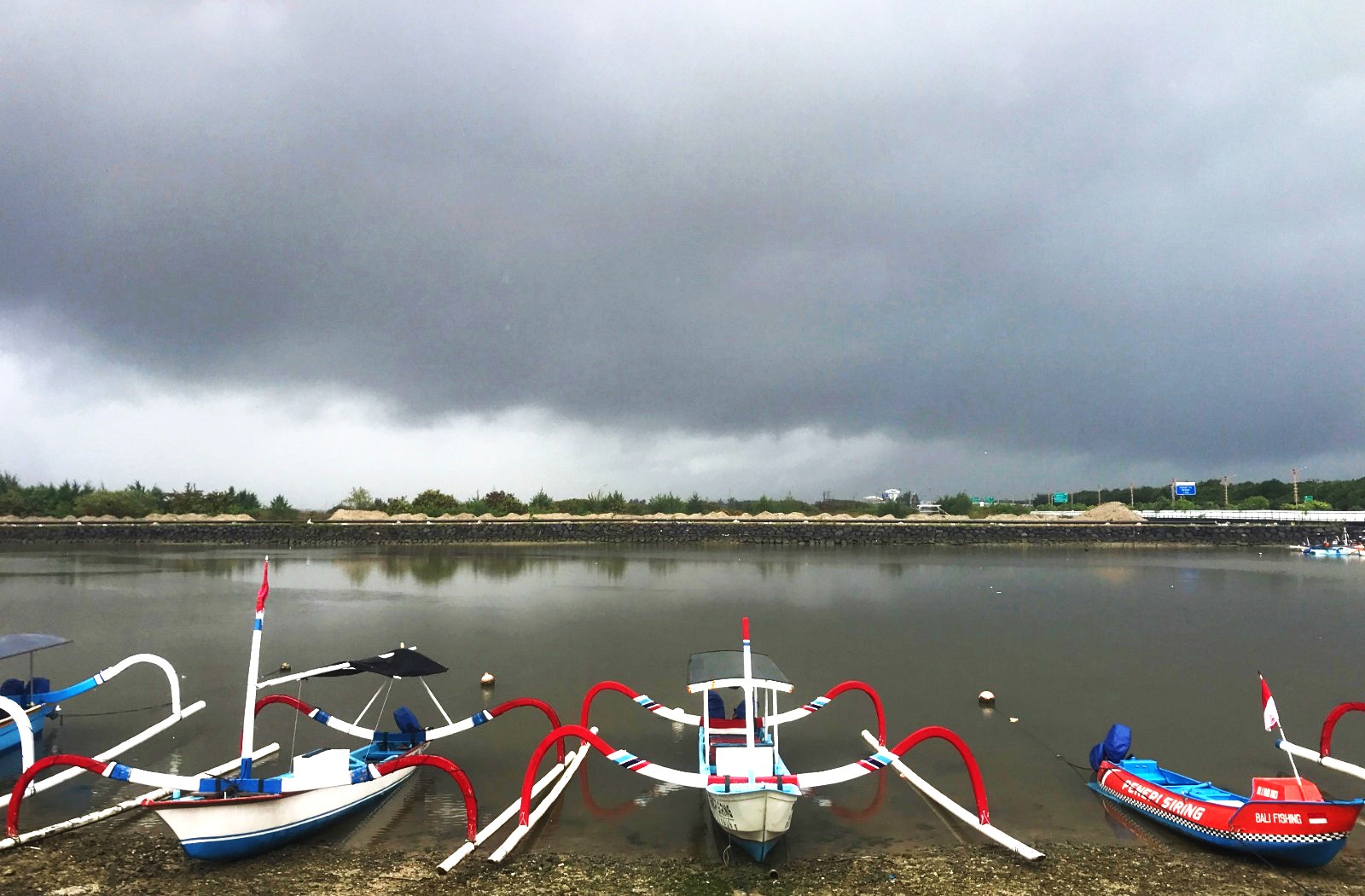 ilustrasi cuaca di Pedungan, Denpasar, saat mendung beberapa waktu lalu. (foto:Miftahuddin/Radar Bali)