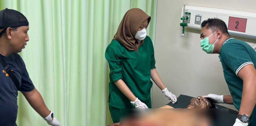 DIRAWAT DI RUMAH SAKIT : Salah seorang korban mendapat perawatan petugas medis saat berada di Rumah Sakit Umum (RSU) Bangli. (istimewa)