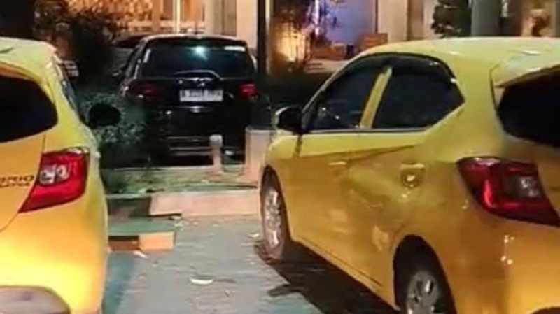 MENGAGETKAN : Mobil bernopol kembar ini diamankan polisi untuk Penyelidikan (dokumen viki/istimewa)