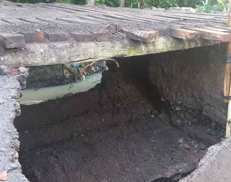 RUSAK : Gorong-gorong jalan yang rusak nyaris terputus di Banjar Pangkung Medahan, Desa Pulukan, Kecamatan Pekutatan, Jembrana. (istimewa)