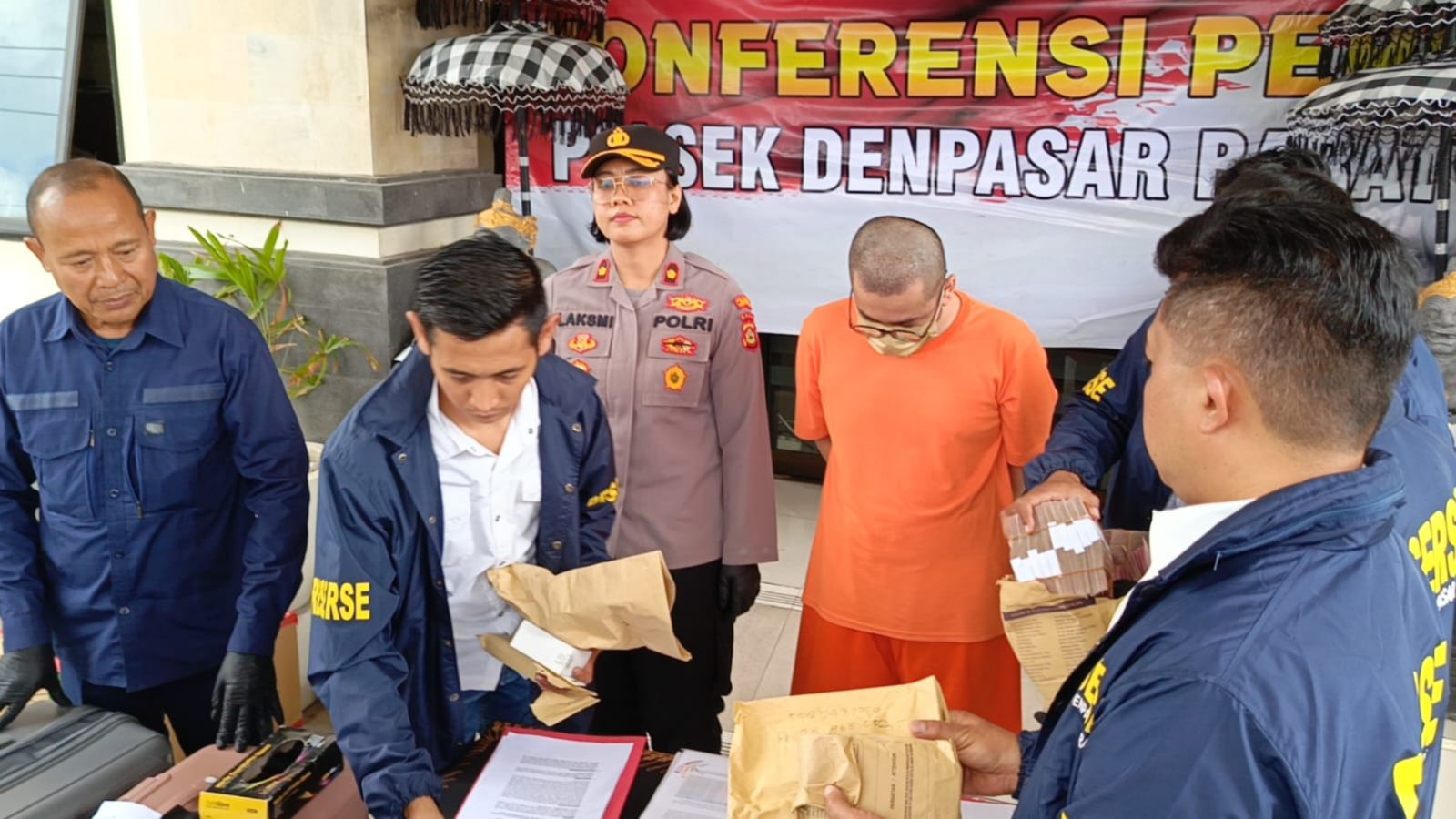 Robby Putra Syamsuar, 35, ditangkap jajaran Polsek Denpasar Barat setelah menggelapkan uang perusahaan hingga Rp 661,1 juta