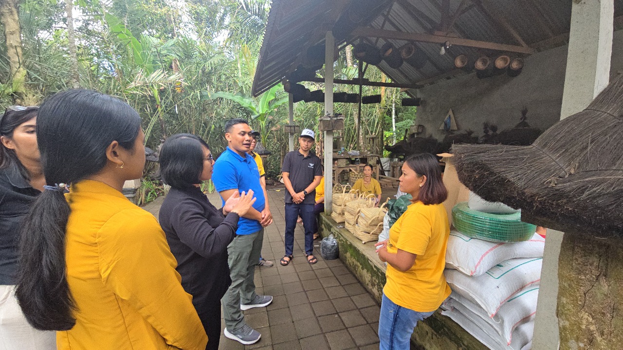 Tim Program Kemitraan Masyarakat (PKM) Universitas PGRI Mahadewa Indonesia (UPMI Bal) di Desa Sibetan, Karangasem.