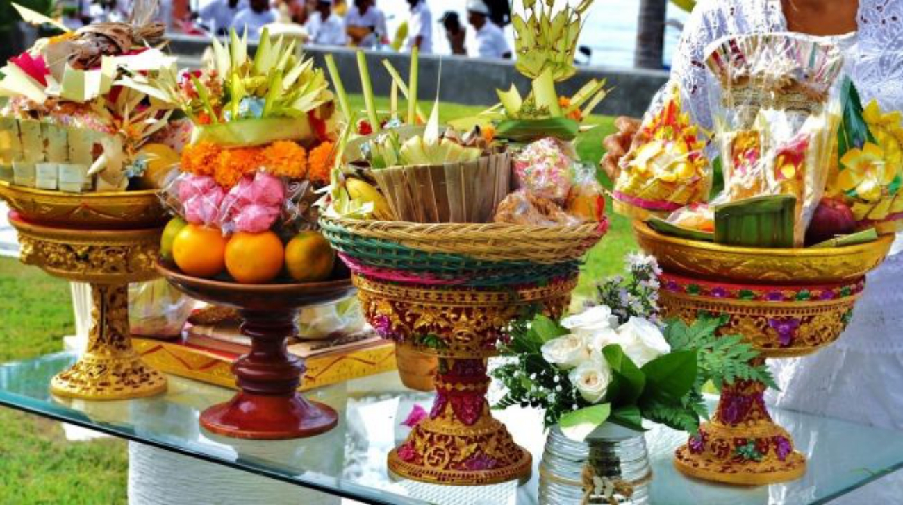Air kemasan di bawah 1 liter, utamanya gelas plastik dinilai masih terjangkau harganya, lebih efisien, praktis dan lebih ramah lingkungan saat upacara adat.