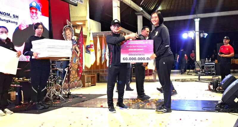 DISERAHKAN SECARA SIMBOLIS : Penyerahan bonus secara simbolis kepada para atlet peraih medali di ajang Porprov Bali. (dewa ayu pitri arisanti/radar bali)