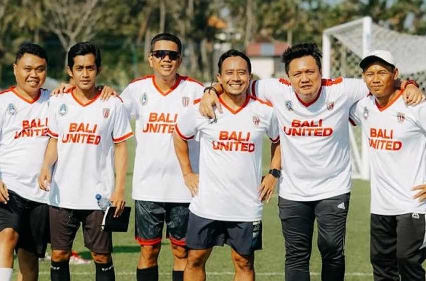 KARENA CINTA BERAT SEPAK BOLA : Hendra Dwiartha bersama para pencinta sepak bola peserta training kepelatihan di Bali United Training Center.(dok.IG Hendra Dwiartha)
