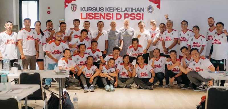ANTUSIASME TINGGI  : Hendra Dwiartha, drummer Band Lolot (bawah, paling kanan) saat ikut training kepelatihan.(IG hendradwiartha)