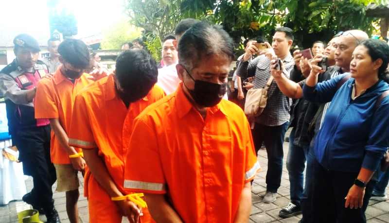 JADI OBJEK FOTO: Pelaku penganiayaan MS (paling depan) yang digelandang di Polsek Kediri Tabanan.(juliadi)