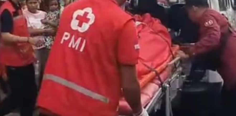 Petugas dari PMI Kota Denpasar melakukan evakuasi jenazah istri Sunardi belum lama ini