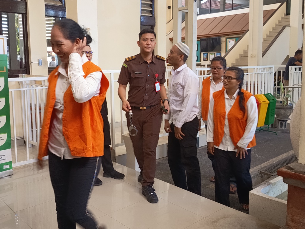 TETAP TENANG: Para terdakwa kasus penganiayaan bersiap memasuki ruang sidang di PN Denpasar, Selasa (14/10/2025).