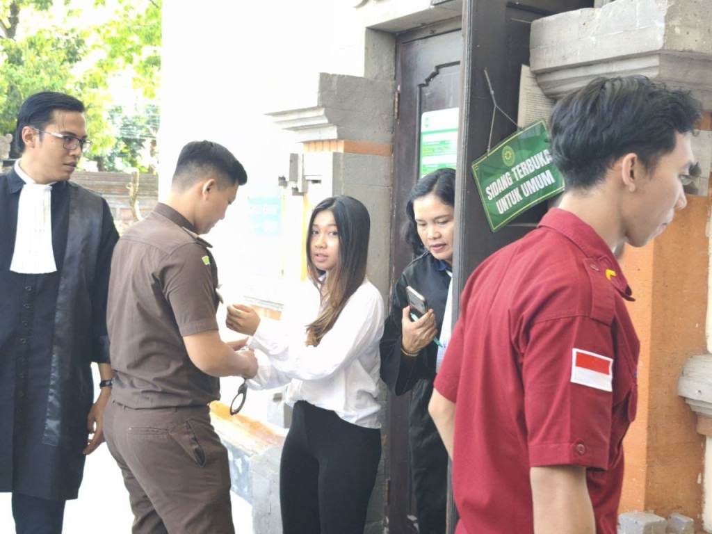 KESAL: Terdakwa Vienna Varella Angeli usai menjalani sidang putusan di PN Denpasar, Selasa (14/10).
