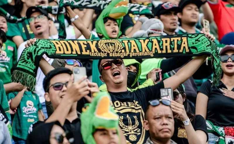 KOMPAK : Bonek saat menyambut The Jakmania beberapa waktu lalu. (media persebaya)
